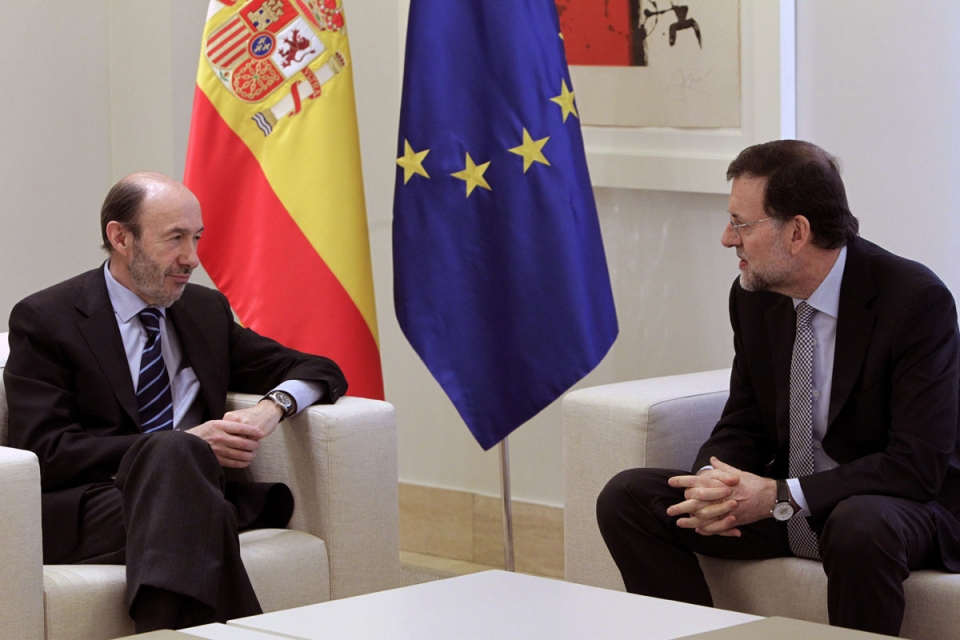 Mariano Rajoy Espainiako Gobernuko presidentea eta Alfredo Perez Rubalcaba PSOEren idazkari nagusia