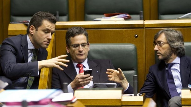 Semper, Basagoiti y Oyarzabal, durante el Pleno del Parlamento Vasco. Foto: EFE.