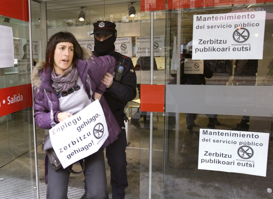 Desalojo de una de las delegadas. Foto: Efe.