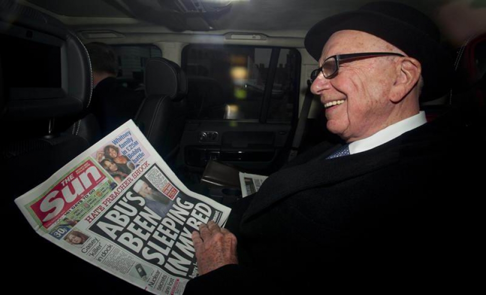 Rupert Murdoch hojea un ejemplar del periódico The Sun.