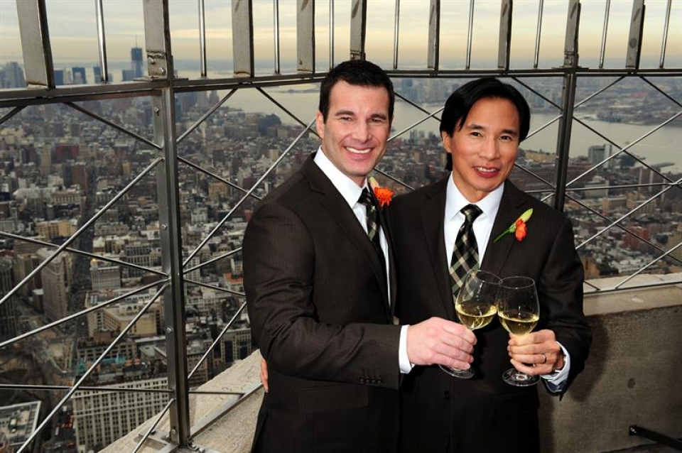 Dos hombres brindan tras casarse en el Empire State Building. Foto: Efe