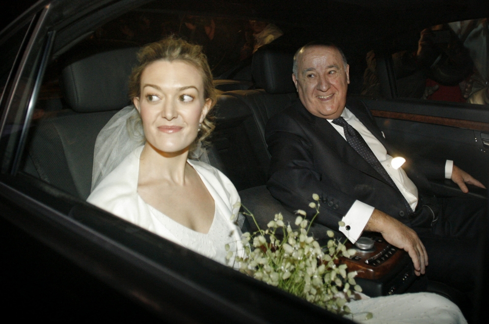 Marta Ortega, junto a su padre Amancio Ortega, dueño de Inditex, a la llegada a su boda. Foto: EFE