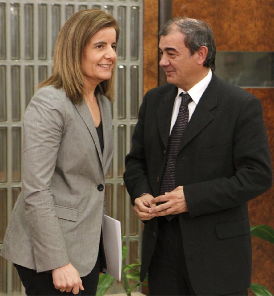 La ministra de Trabajo, Fátima Báñez, con el presidente de CEPES. Foto: Efe