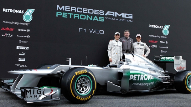 Michael Schumacher (d), y Nico Rosberg (i), y el propietario de la escuderia, Ross Brawn. Foto: EFE