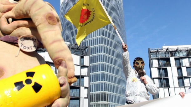 Rassemblement anti-nucléaire lors de l'inauguration de la Tour Iberdrola à Bilbao. Photo: EFE