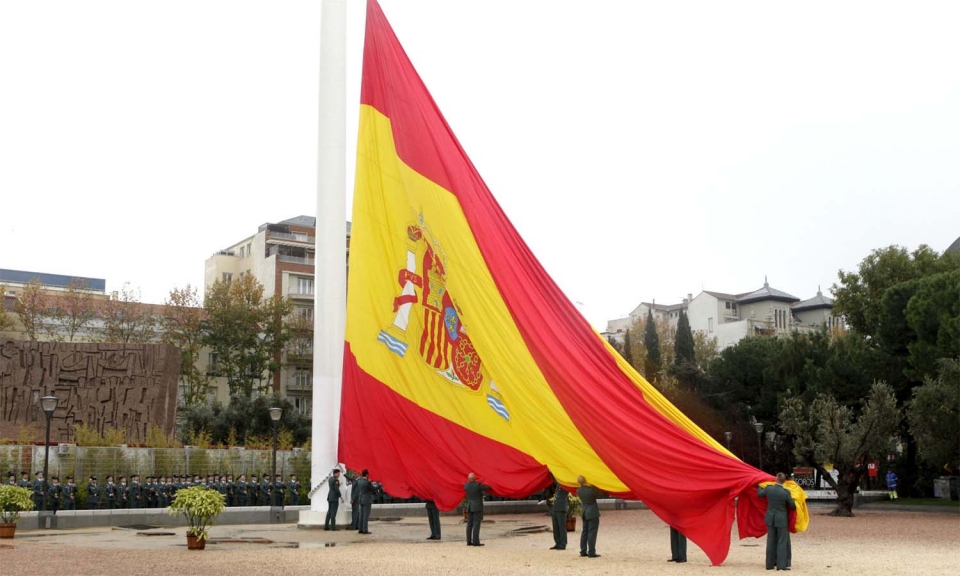 Bandera española gigante colocada en Madrid. 