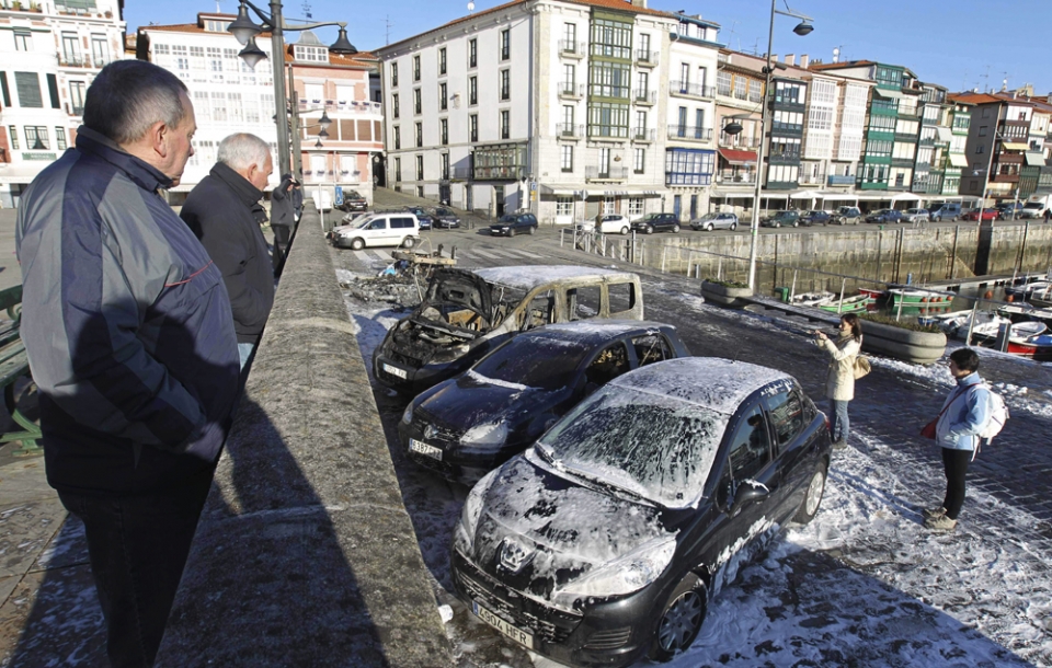 Una furgoneta y un turismo han resultado calcinados en la zona del puerto de Lekeitio. Foto: EFE.