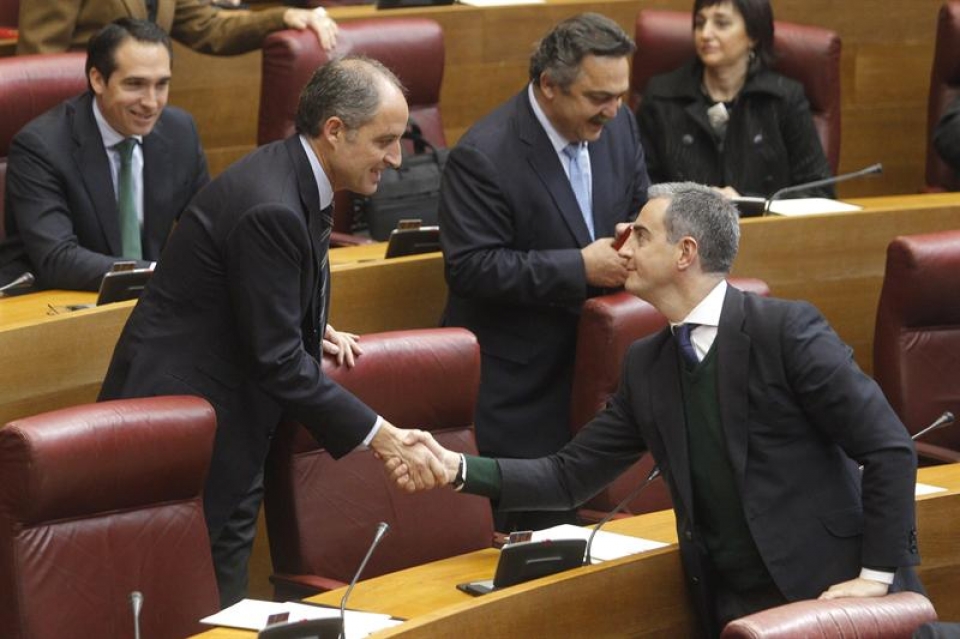 Francisco Camps, Ricardo Costa agurtzen, gaur Valentziako Parlamentuan. EFE