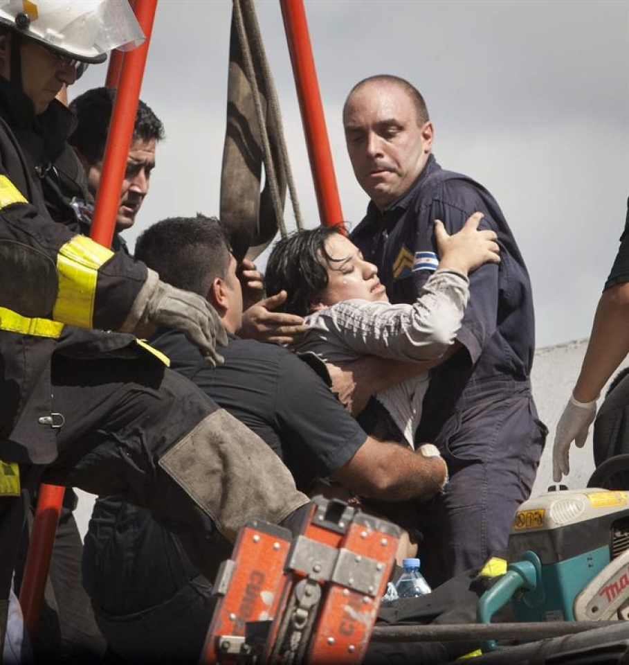 Imágenes del accidente de tren en Argentina - Argentinako tren istripuaren irudiak - Commuter train crashes in Argentine, 49 people killed - Photos de l'accident de train en Argentine