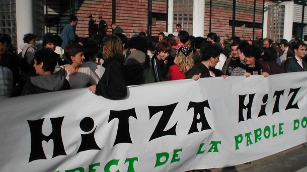 Un rassemblement de Seasko réclamant le droit de passer le bac en basque. Photo: Franck Dolosor