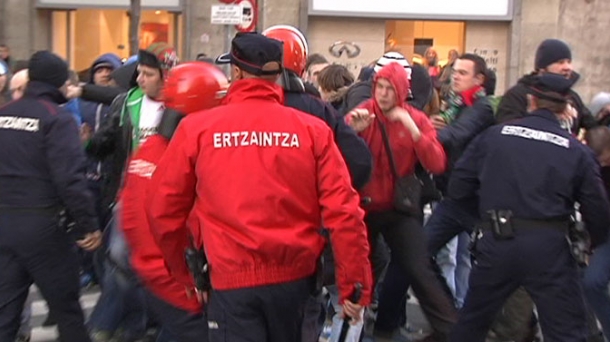 Tres detenidos y dos ertzainas heridos antes del partido en San Mamés