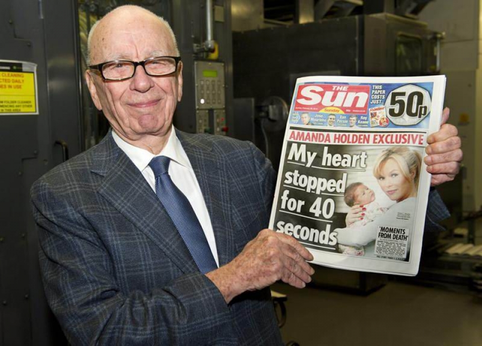 El magnate australiano Rupert Murdoch, con uno de sus periódicos de cabecera. Foto: EFE