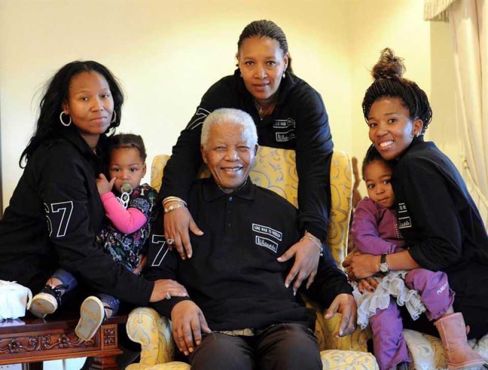 Nelson Mandela descansa ya en casa junto a su familia. 