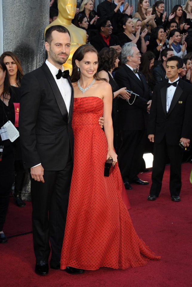 Natalie Portman y Benjamin Millepied, en la alfombra roja de los Oscar 2012. Foto: EFE