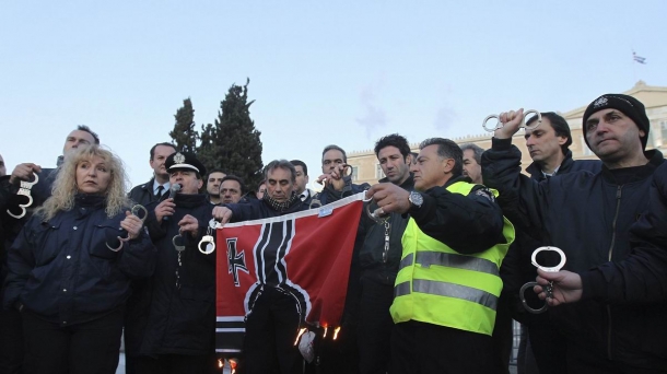 Grecia recorta un 22% el salario mínimo y baja las pensiones