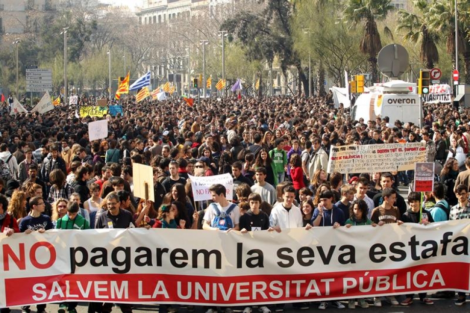 Miles de personas protestan contra los recortes educativos en Barcelona. Efe.