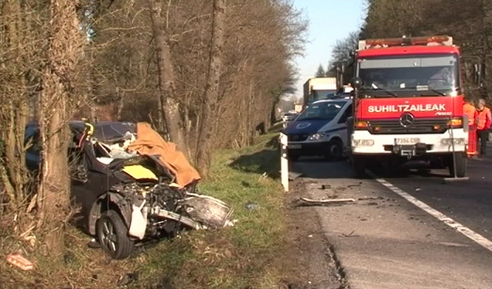 Fallece el conductor del coche que ha chocado con un camión en Zeanuri.