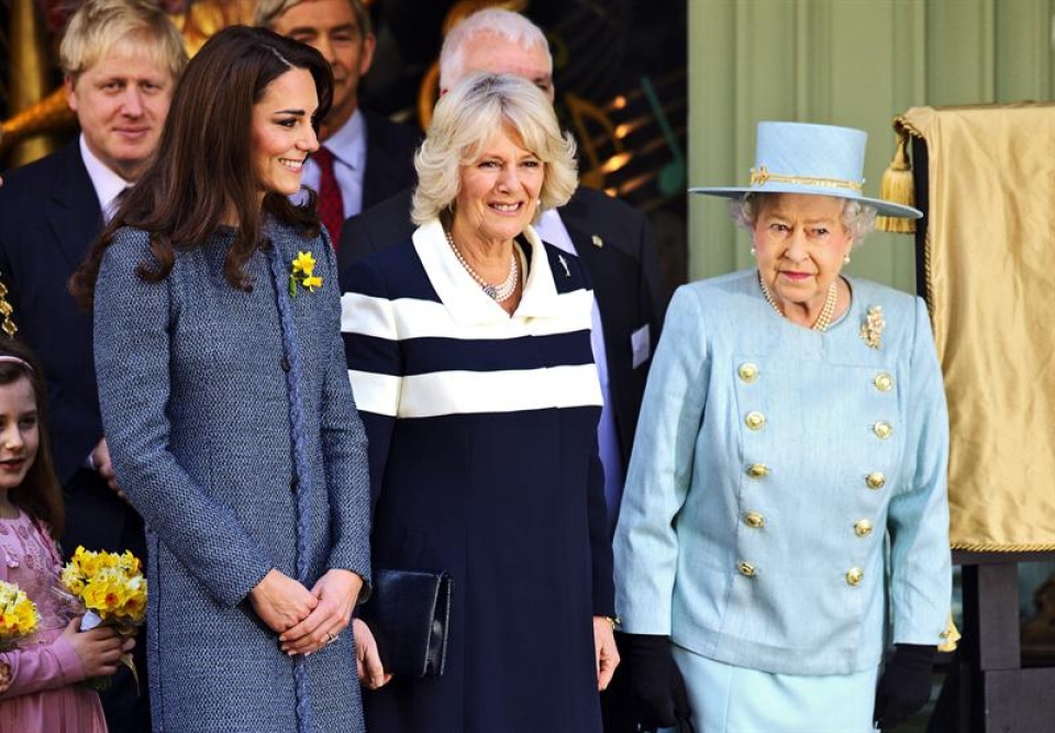 Catalina Middleton, Camila Parker e Isabel II, juntas por primera vez en un acto. Foto: EFE