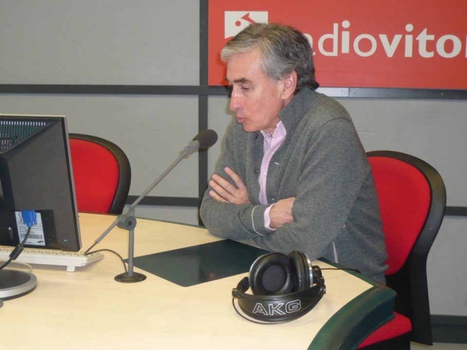 Ramóm Jáuregui en una entrevista en Radio Vitoria. EITB