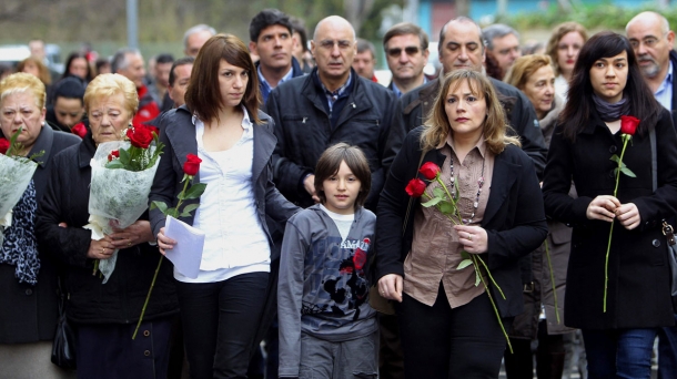 Sandra Carrasco y su familia en un homenaje a Isaias Carrasco, en Arrasate.