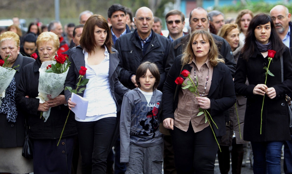 Sandra Carrasco y su familia en un homenaje a Isaias Carrasco, en Arrasate.