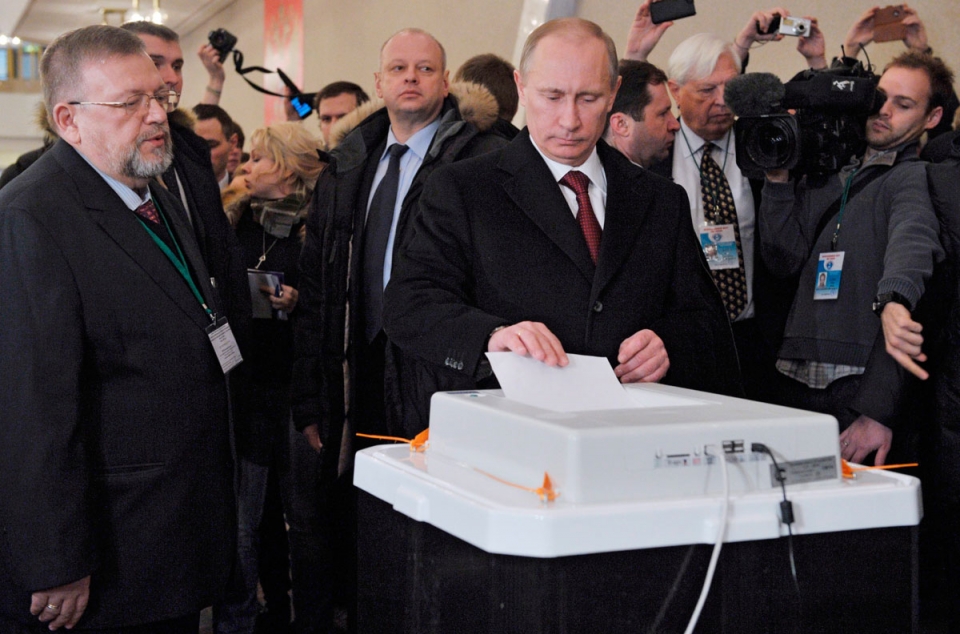 El primer ministro, Vladimir Putin, introduciendo su voto. Foto: EFE