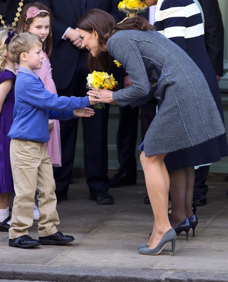 La princesa Catalina Middleton recibe un ramo de flores de un niño. Foto: EFE