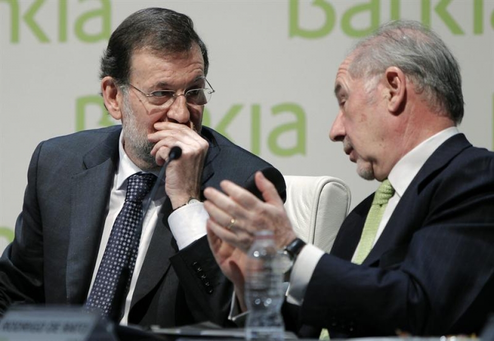 El presidente del Gobierno, Mariano Rajoy, y el presidente de Bankia, Rodrigo Rato (d), durante el encuentro financiero