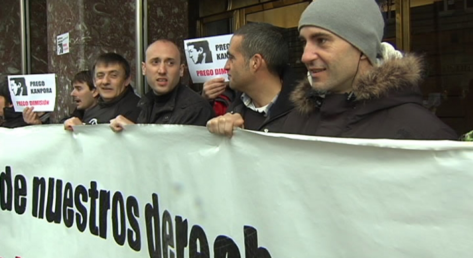 Concentración de trabajadores de Metro Bilbao, frente a la sede del suburbano. Foto: EITB