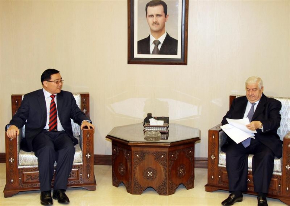 El enviado del Gobierno chino y el ministro sirio de Asuntos Exteriores.  Foto: Efe