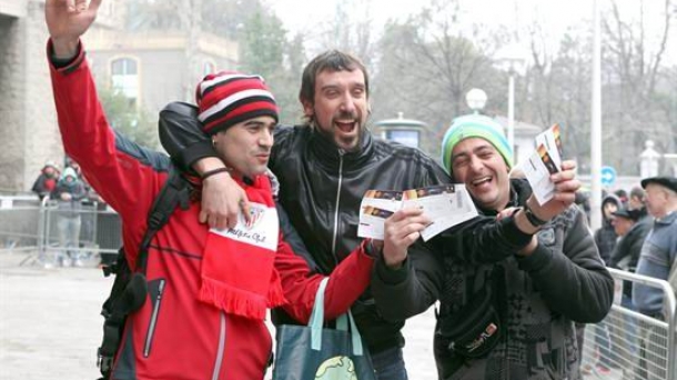 Aficionados con entradas para el partido ante el Manchester. Foto: EFE