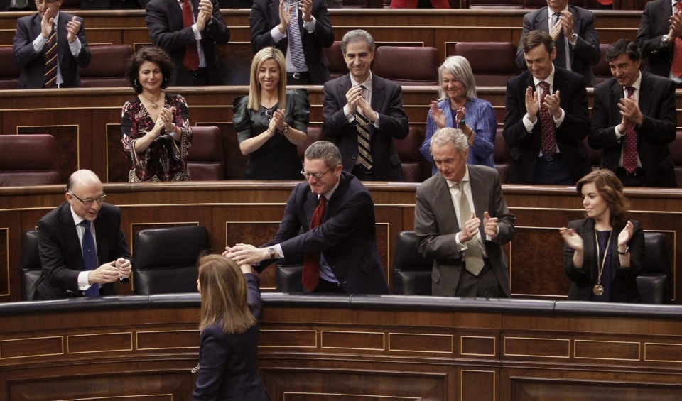 Fátima Bañez, ministra de Empleo, celebra la aprobación. Foto: EFE