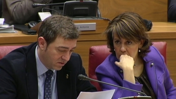 La presidenta navarra Yolanda Barcina junto al socialista Roberto Jiménez.