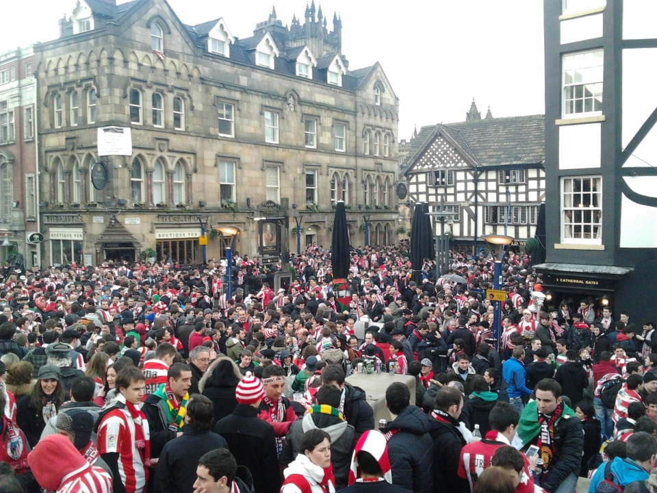 Foto del ambiente vivido en la ida, en las calles de Manchester. Imagen de archivo: EITB