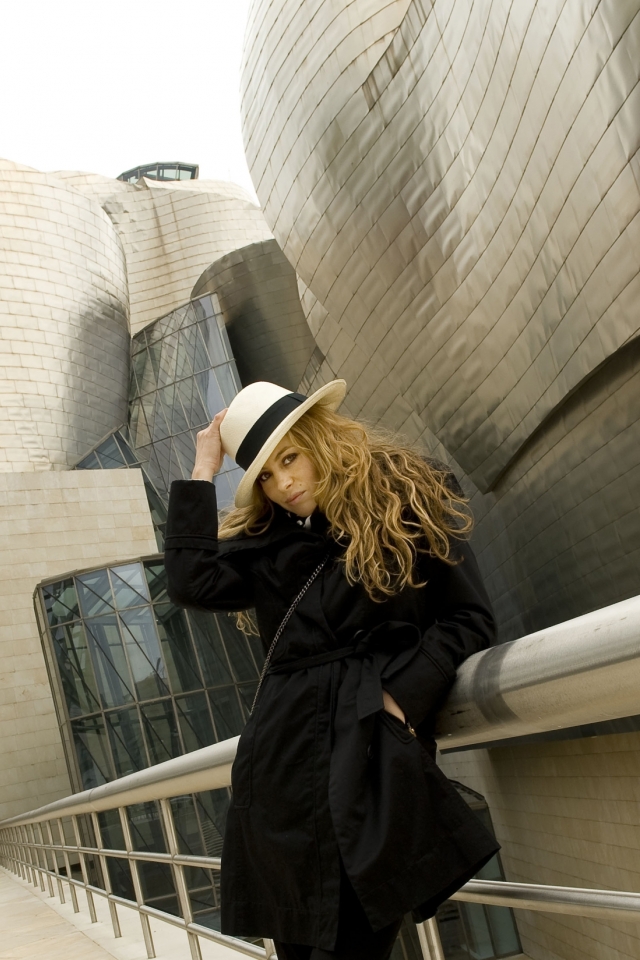 Paulina Rubio, junto al Guggenheim, en una visita de la artista en Bilbao. Foto: EFE