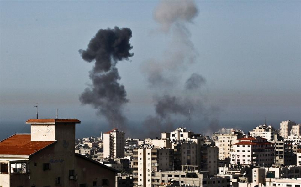 Ataque aéreo israelí sobre la ciudad de Gaza. Foto: Efe