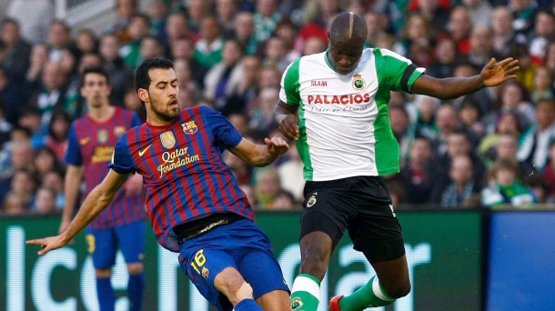 El jugador del Barcelona Sergio Busquets contra en el Sardinero. Foto: EFE