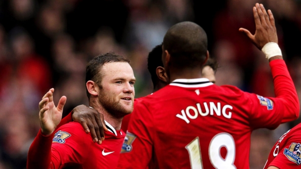 Los jugadores de Man U Rooney y Young celebran un tanto. Foto: EFE