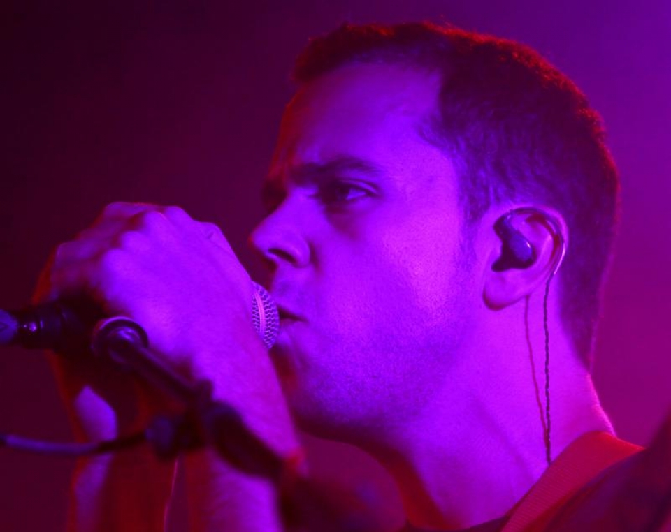 Anthony González durante el concierto. Imagen: EFE.