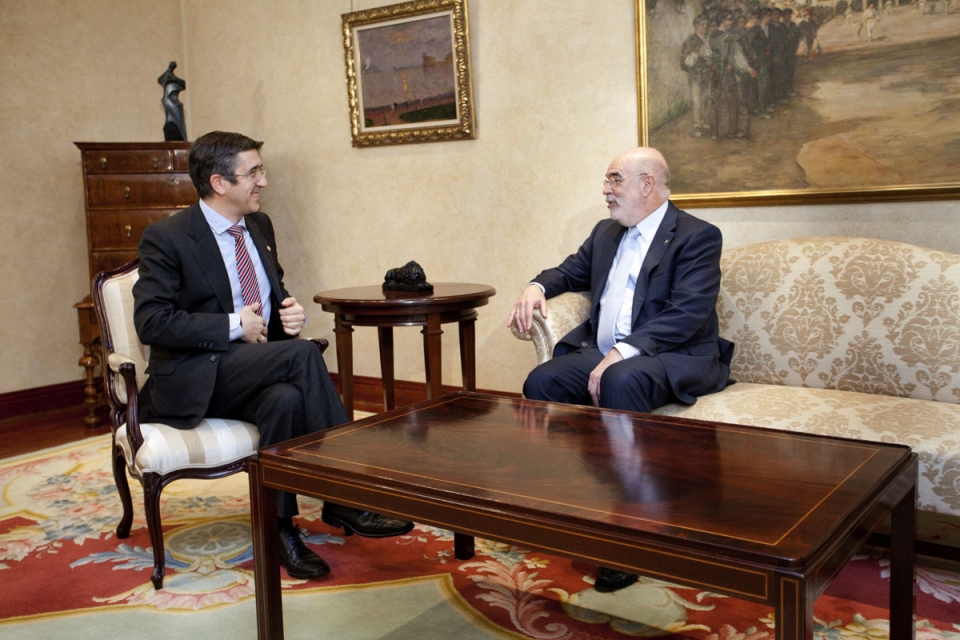 Jesús Loza, durante una reunión con Patxi López. Foto: EITB.