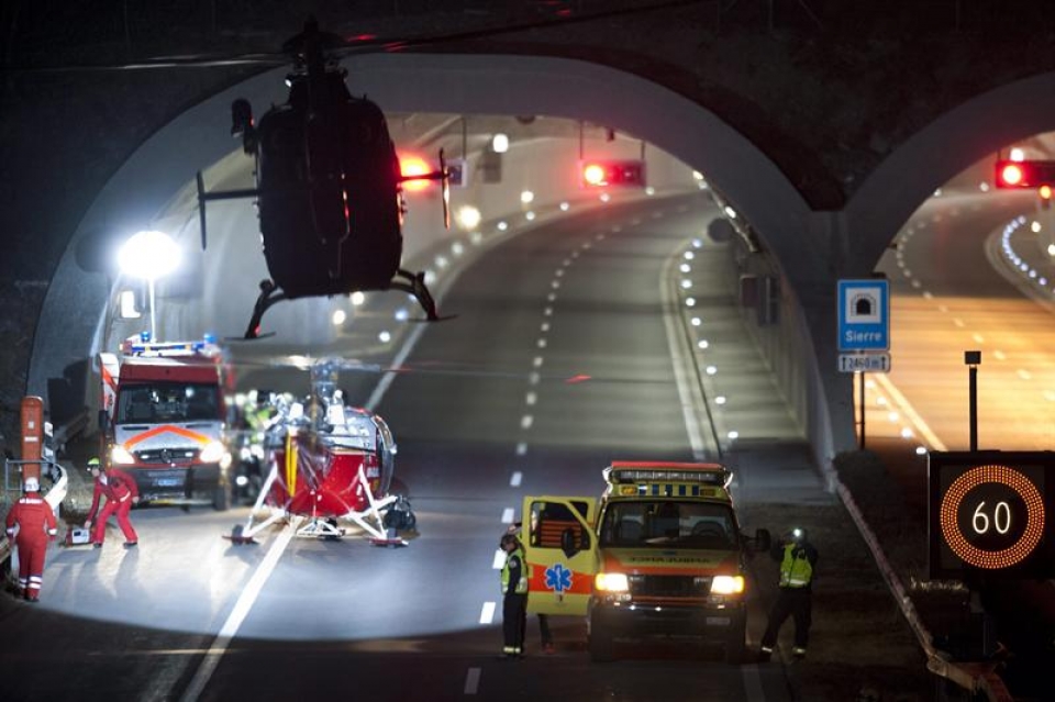 Rescatistas trabajan en la entrada del túnel en el que ha tenido lugar el accidente. EFE