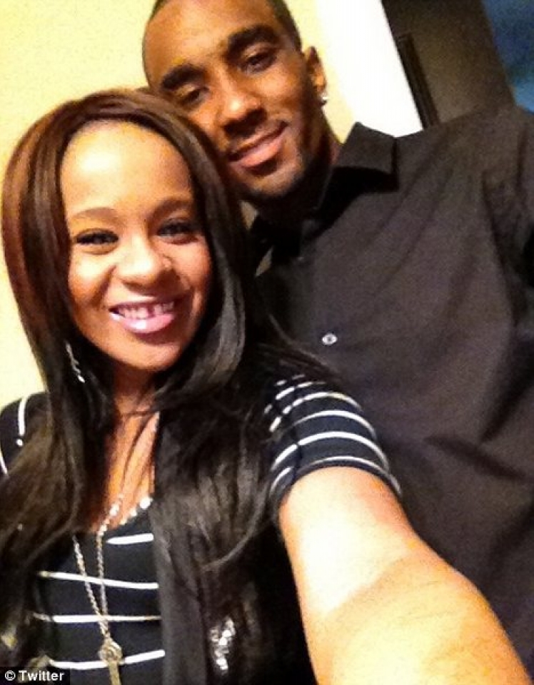 Bobbi Kristina y su hermano adoptivo, en una imagen publicada en Twitter.