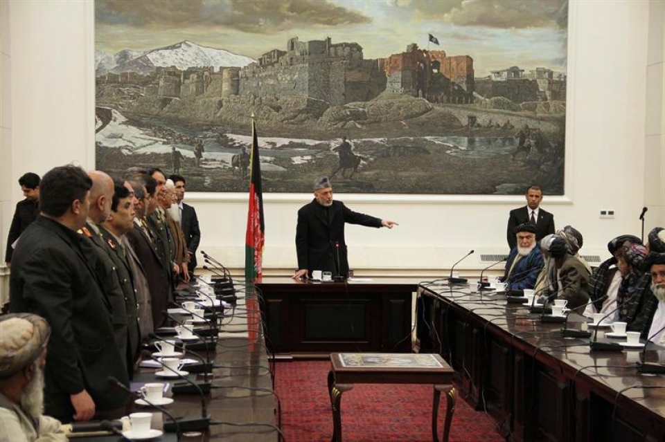 El presidente Hamid Karzai habla con los familiares de los civiles asesinados. Foto: Efe