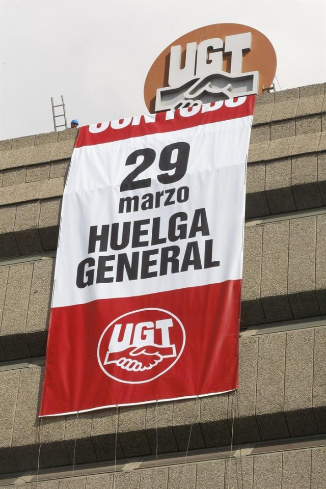 Cartel gigante anunciado la huelga general convocada para el próximo día 29. Efe.