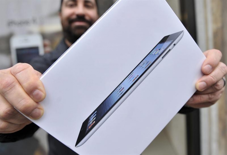 Un hombre de Reino Unido muestra su nueva adquisición, el nuevo iPad de Apple. Foto: EFE