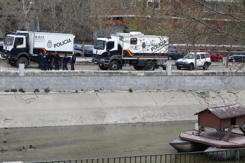 50 polizia inguru ari dira gorpuzkinak bilatzen Madrilgo Manzanares ibaian. EFE