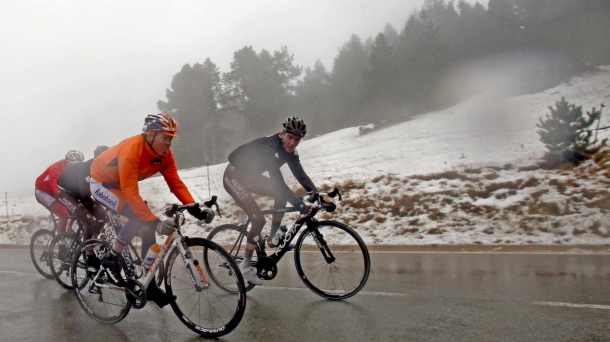 Los ciclistas durante la etapa, en la que la nieve y el frío han sido protagonistas. Foto: EFE