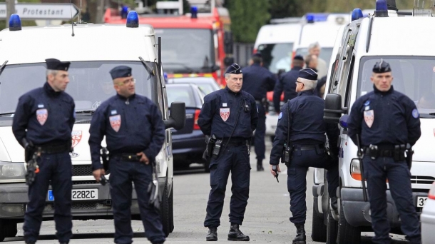 Policías vigilan la zona donde vivía Mohamed Merah.