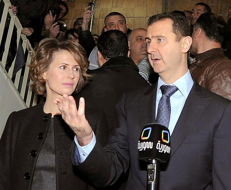 Asma y su marido Bachar al Asad, ante la prensa el 26 de febrero. EFE