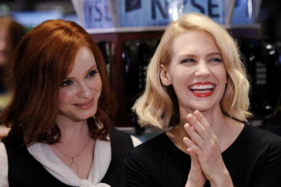 Las protagonistas de "Mad Men", Christina Hendricks y January Jones, en la bolsa de Nueva York, EFE